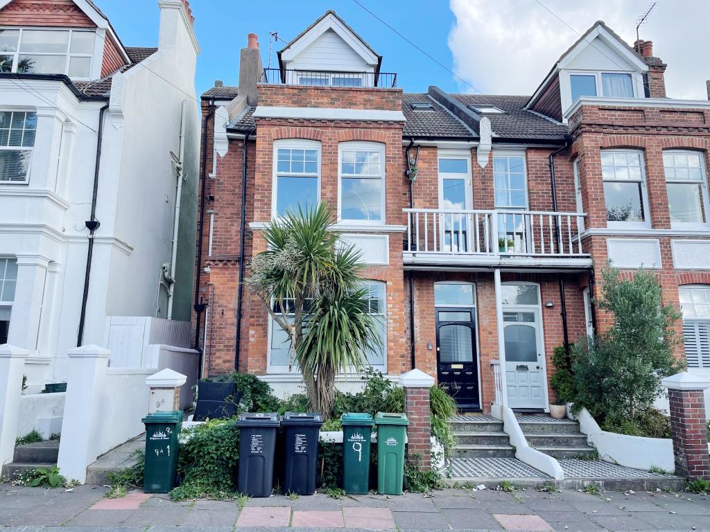 Lot: 76 - TOP FLOOR FLAT WITH ROOF TERRACE IN CITY CENTRE - Front elevation from road